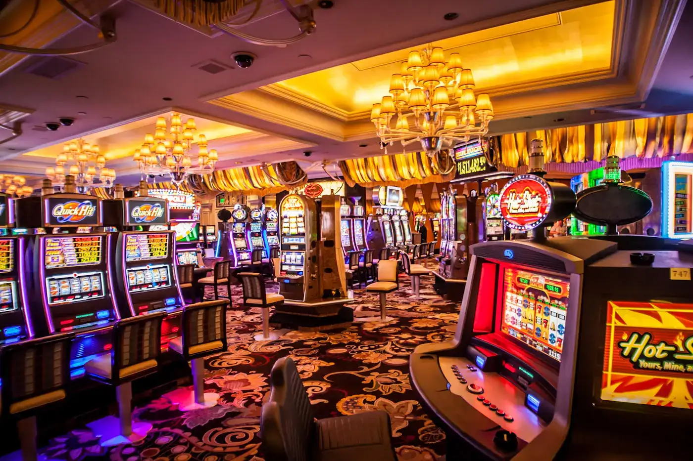 Sala de casino com slot machines
