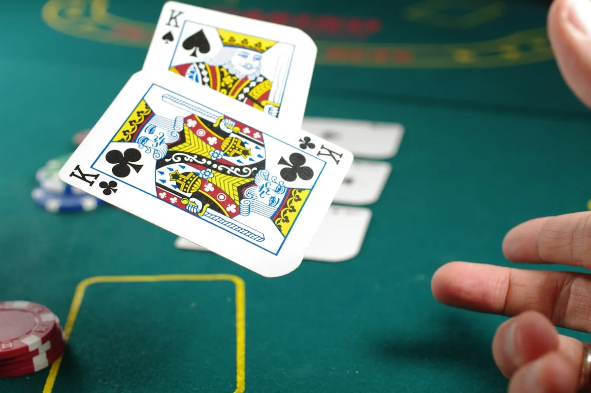 Jogador a consultar o telemóvel
